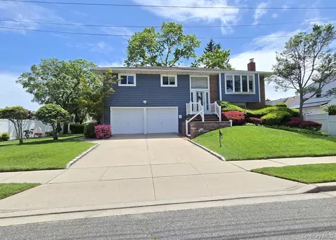 15 6th Ave, Farmingdale, NY 11735