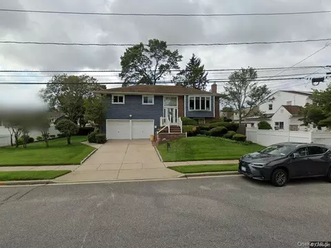 15 6th Ave, Farmingdale, NY 11735