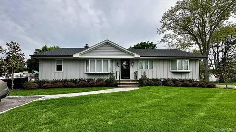 2 Sunderland St, Melville, NY 11747