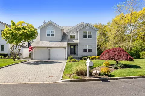 1 Fairwind Ct, Oakdale, NY 11769