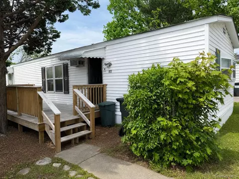1964 River Rd #106, Calverton, NY 11933