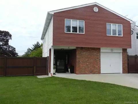 11 Carman Blvd, Massapequa, NY 11758