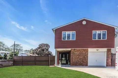 11 Carman Blvd, Massapequa, NY 11758