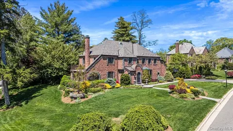 79 Aldershot Ln, North Hempstead, NY 11030
