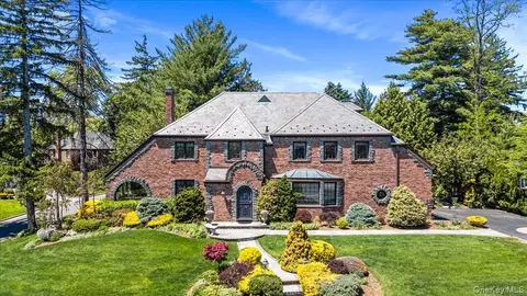 79 Aldershot Ln, North Hempstead, NY 11030