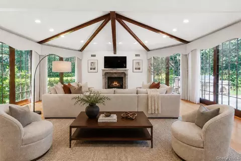 79 Aldershot Ln, North Hempstead, NY 11030