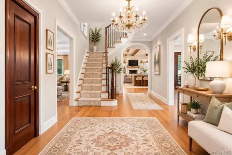 79 Aldershot Ln, North Hempstead, NY 11030