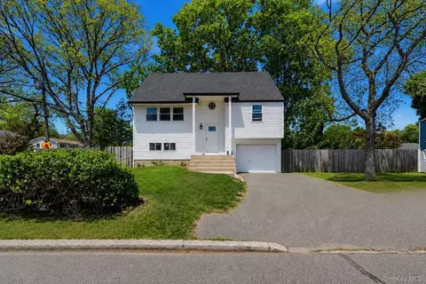 125 Missouri Ave, Bay Shore, NY 11706