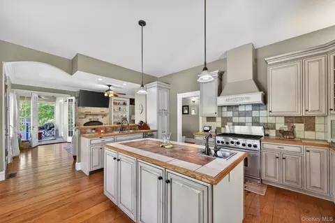 Kitchen - 34 Sycamore Dr, Shawangunk, NY 12589 photo 3 of 5