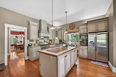 Kitchen - 34 Sycamore Dr, Shawangunk, NY 12589 photo 2 of 5