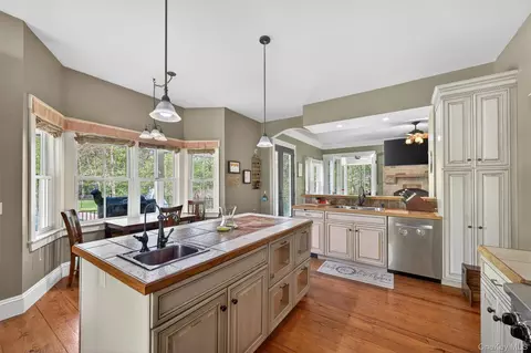 Kitchen - 34 Sycamore Dr, Shawangunk, NY 12589 photo 4 of 5