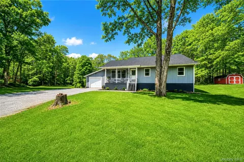 31 S White Rock Rd, Beekman, NY 12531