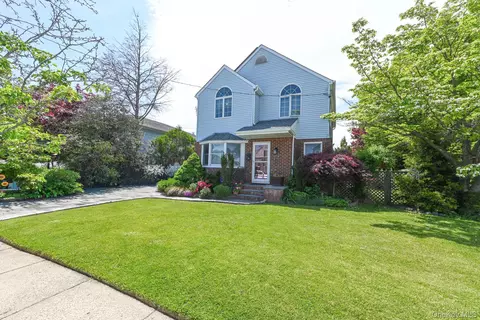 248 Fendale St, Franklin Square, NY 11010