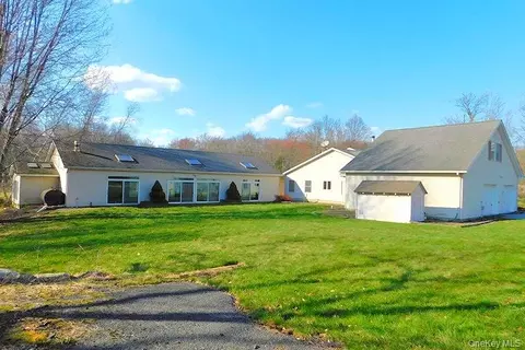 1036 Benjamin Van Keuren Dr, Shawangunk, NY 12566