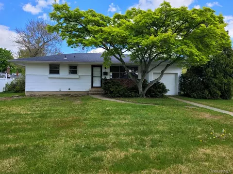 5 Thorpe Ln, East Islip, NY 11730