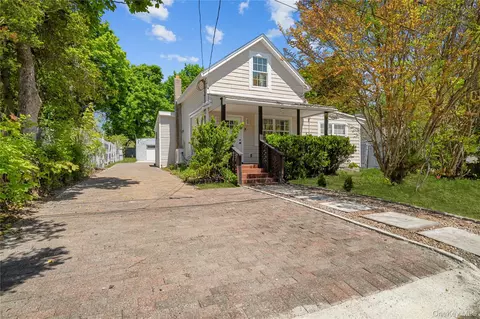 37 Hoffman Dr, Kings Park, NY 11754