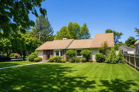 49 Clearview St, Huntington, NY 11743