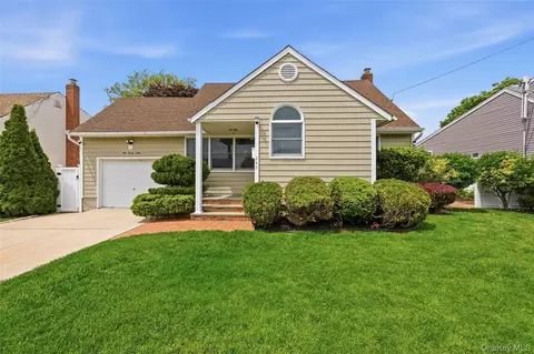 249 N 6th St, Bethpage, NY 11714