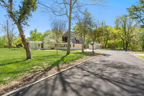 497 Woodbury Rd, Cold Spring Harbor, NY 11724