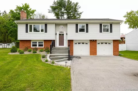 51 Carriage Hill Ln, Arlington, NY 12603