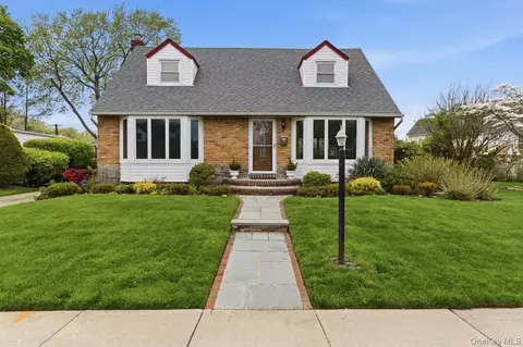 34 Park Cir W, Garden City Park, NY 11040