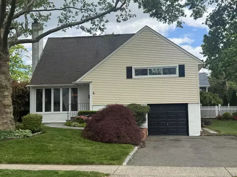 43 Plymouth Rd, North Hempstead, NY 11050