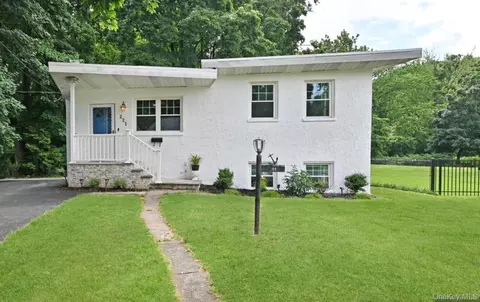 221 Lakeview Dr, Ridgewood, NJ 07450
