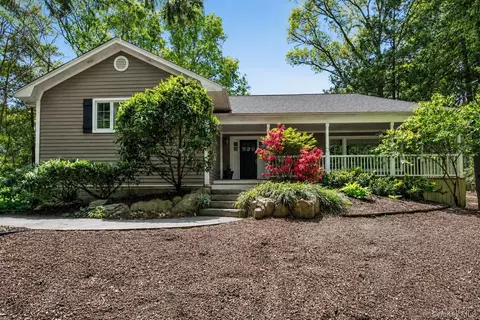 3 Carriage Ct, Dix Hills, NY 11746