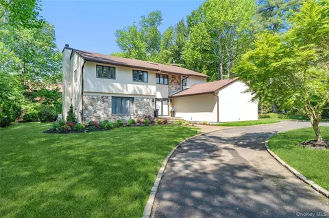 8 Bolton Dr, North Hempstead, NY 11030