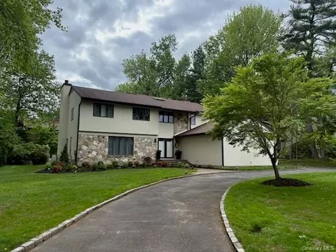 8 Bolton Dr, North Hempstead, NY 11030