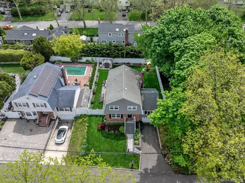16 Kingsley Rd, Huntington, NY 11743