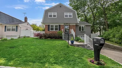 16 Kingsley Rd, Huntington, NY 11743