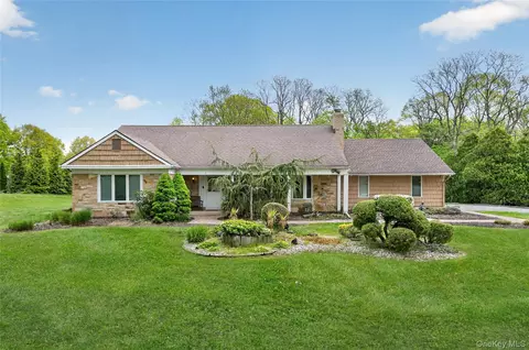 24 Thorngrove Ln, Dix Hills, NY 11746