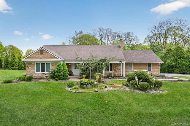 24 Thorngrove Ln, Dix Hills, NY 11746
