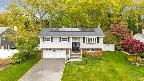 35 Arline Ln, East Islip, NY 11730