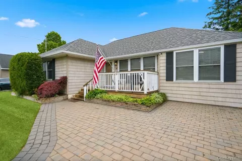 14 Kenneth Ln, North Babylon, NY 11703