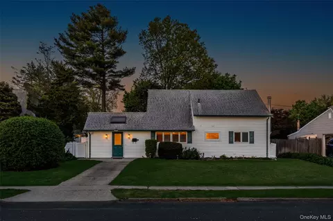 19 Palm Ln, Westbury, NY 11590