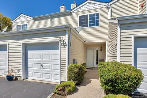 125 Farm House Ct, Manorville, NY 11949
