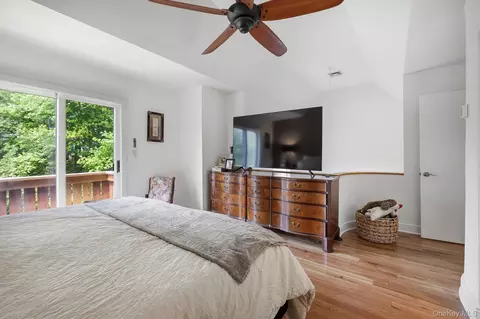 Bedroom - 6 Spring Pond Dr, Ossining, NY 10562 photo 3 of 6