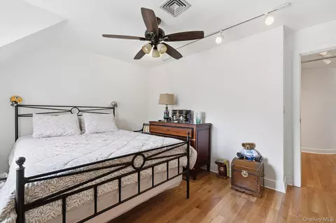 Bedroom - 6 Spring Pond Dr, Ossining, NY 10562 photo 5 of 6