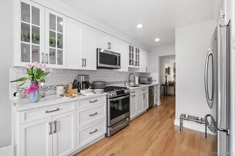 Kitchen - 6 Spring Pond Dr, Ossining, NY 10562 photo 2 of 2