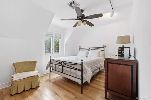 Bedroom - 6 Spring Pond Dr, Ossining, NY 10562 photo 4 of 6