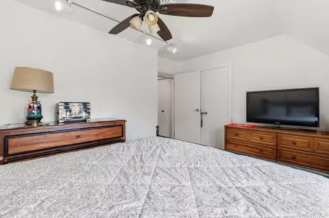 Bedroom - 6 Spring Pond Dr, Ossining, NY 10562 photo 6 of 6