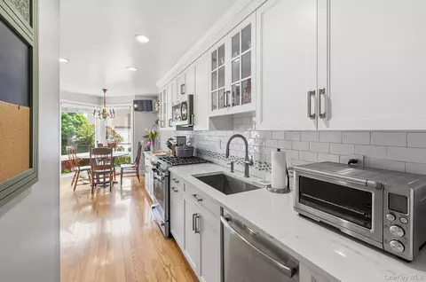 Kitchen - 6 Spring Pond Dr, Ossining, NY 10562 photo 1 of 2