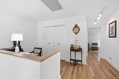 Entry Way - 6 Spring Pond Dr, Ossining, NY 10562 photo 2 of 5