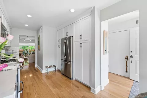 Entry Way - 6 Spring Pond Dr, Ossining, NY 10562 photo 1 of 5