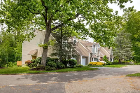 Exterior - 6 Spring Pond Dr, Ossining, NY 10562 photo 5 of 6