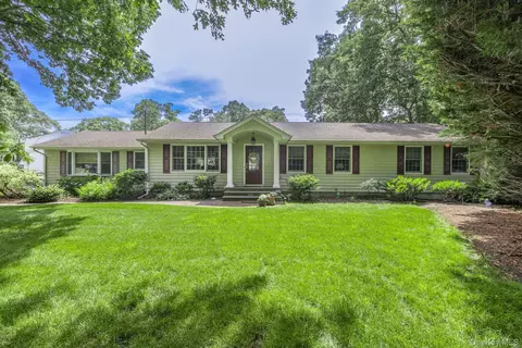28 King Arthurs Ct, Saint James, NY 11780