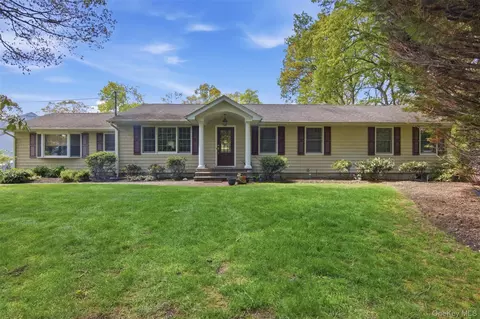 28 King Arthurs Ct, Saint James, NY 11780