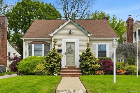 257 Jefferson St, Franklin Square, NY 11010